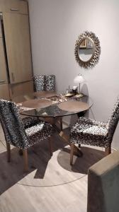 une salle à manger avec une table, des chaises et un miroir dans l'établissement Ferienperle-Bad-Harzburg-mit-Schwimmbad-und-Sauna, à Bad Harzburg