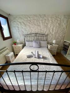 ベルメオにあるAPARTAMNTOS URDAIBAI 3のベッドとタオル2枚のある寝室