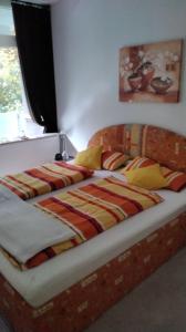 un lit dans une chambre avec publicité atronatronatronstrationstrationstration dans l'établissement Ferienperle-Bad-Harzburg-mit-Schwimmbad-und-Sauna, à Bad Harzburg