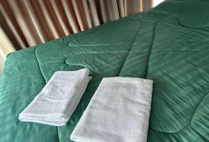 Postel nebo postele na pokoji v ubytování อิงเขาค้อ + 6 fotografií