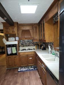Una cocina con gabinetes de madera y un fregadero. en Spacious ranch home near Stone Mountain Park, en Stone Mountain