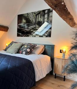 a bedroom with a bed and a painting on the wall at Loft urbain style Brooklyn in Profondeville