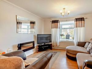 a living room with a couch and a television at 2 Bed in Heacham CHLN8 in Heacham