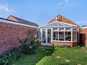 ein Backsteinhaus mit Wintergarten im Hof in der Unterkunft 2 Bed in Heacham CHLN8 in Heacham