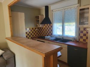 Η κουζίνα ή μικρή κουζίνα στο Maison individuelle pour vacances ou travail à 3 min du pal, 5 min Dompierre sur besbre, 20 min de moulins,tout confort, prêt à vous accueillir +2 φωτογραφίες