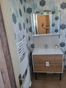 Ένα μπάνιο στο Maison individuelle pour vacances ou travail à 3 min du pal, 5 min Dompierre sur besbre, 20 min de moulins,tout confort, prêt à vous accueillir