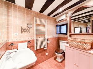 een badkamer met een wastafel en een toilet. bij LITTLE TOWER in Potes +8 foto's