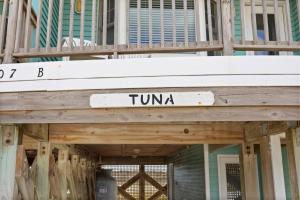 Un letrero que dice "atún" en un edificio en CAC-21B - Tuna, en Buxton