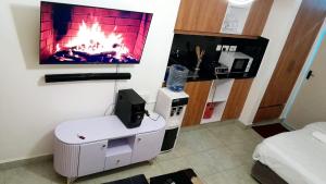 TV a/nebo společenská místnost v ubytování Crystal Spheres + 5 fotografií