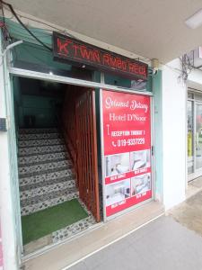 Kota BharuHotel Bajet DNOOR Kota Bharu的建筑物窗户上带有标志的商店