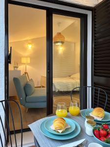 una mesa con dos platos de comida encima en Refúgio junto à falésia, en Olhos de Água 26 fotos más