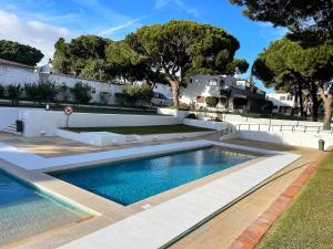 una piscina en el patio de una casa en Refúgio junto à falésia, en Olhos de Água