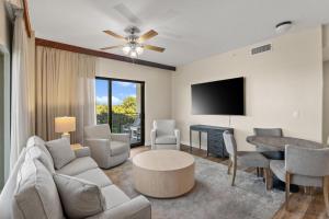 TV a/nebo společenská místnost v ubytování Origin 0417 - Partial Gulf View on the Pool Desk!