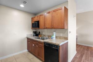 Kuchyň nebo kuchyňský kout v ubytování Origin 0417 - Partial Gulf View on the Pool Desk!