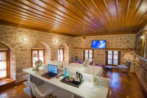 فندق Char Me في أنطاليا: غرفة معيشة مع أريكة وطاولة مع الكمبيوتر المحمول