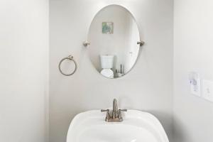 ein weißes Badezimmer mit Waschbecken und Spiegel in der Unterkunft CAC-21A - Turtle in Buxton