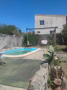 ein Swimmingpool im Hof eines Hauses in der Unterkunft Casa de campo con pileta in Alta Gracia