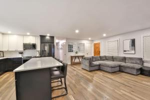 Kuchyň nebo kuchyňský kout v ubytování Hot Tub Pool & Pond - Catskills Family Escape