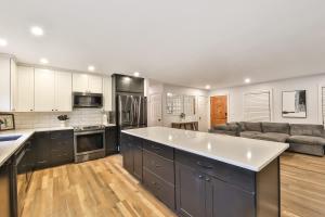 Kuchyň nebo kuchyňský kout v ubytování Hot Tub Pool & Pond - Catskills Family Escape