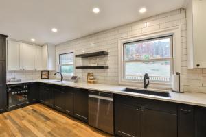 Kuchyň nebo kuchyňský kout v ubytování Hot Tub Pool & Pond - Catskills Family Escape + 23 fotografií