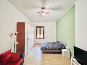 a bedroom with a bed and a ceiling fan at Be Your Home - Casa Vacanze Il Posticino in Civitavecchia