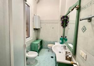 a small bathroom with a sink and a toilet at Be Your Home - Casa Vacanze Il Posticino in Civitavecchia