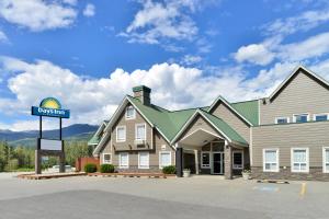 een gebouw met een straatnaambord ervoor bij Days Inn by Wyndham Valemount in Valemount