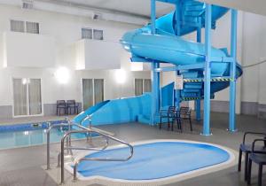 een zwembad met een blauwe waterglijbaan bij Days Inn by Wyndham Valemount in Valemount
