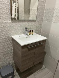a bathroom with a sink and a mirror at Pensión Ferreiriño in Quiroga