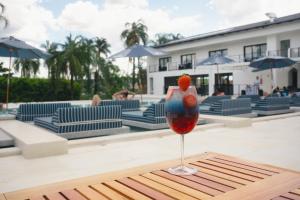 - un verre de vin assis sur une table près de la piscine dans l'établissement Villa Santorini Boutique & Hotel, à Pirenópolis