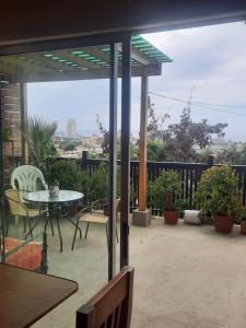 un patio con tavolo e sedie su un balcone di Loft vista a la bahía a Valparaíso Altre 9 foto