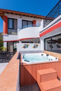 een huis met een hot tub in de achtertuin bij Condominios Brisas del Mar in Santa Cruz Huatulco