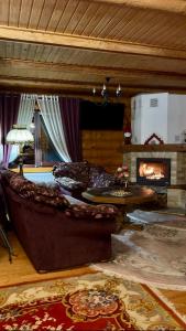 Una sala de estar con un sofá y una chimenea. en Cottage PolyaNitsa окремий котедж з каміном, en Bukovel 116 fotos más