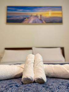 een paar handdoeken bovenop een bed bij APARTAMENTOS URDAIBAI 7 in Bermeo