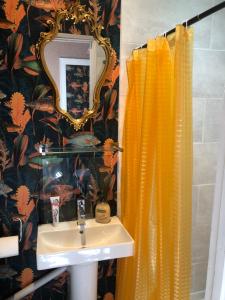 Ένα μπάνιο στο Boutique, Quirky, mini fridge!