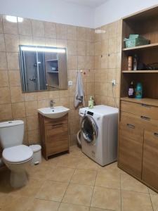 Koupelna v ubytování Nocleg Jakubskie Przedmieście 3 pokoje z balkonem