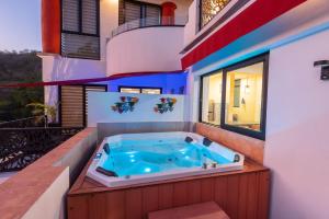 a hot tub in the middle of a house at Condominios Brisas del Mar in Santa Cruz Huatulco