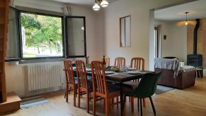 ein Esszimmer mit Tisch und Stühlen in der Unterkunft Domaine de la Boria in Montignac