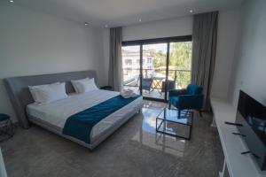 une chambre avec un lit et une vue sur un balcon dans l'établissement Villa Santorini Boutique & Hotel, à Pirenópolis