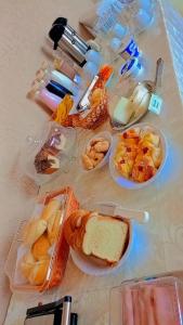 een tafel met meerdere borden voedsel erop bij Hotel Real Ipiranga in Três Marias