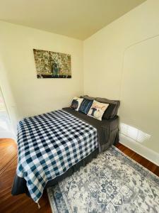 Elkins ParkにあるApartment In Elkins Parkのベッドとラグ付きの小さなベッドルーム1室が備わります。