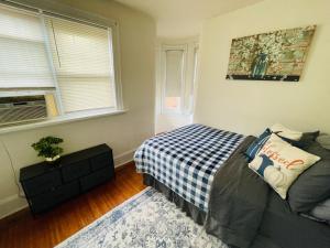 Elkins ParkにあるApartment In Elkins Parkのベッドとソファと窓のある寝室 +7枚の写真