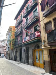 Το κτήριο όπου στεγάζεται  το διαμέρισμα