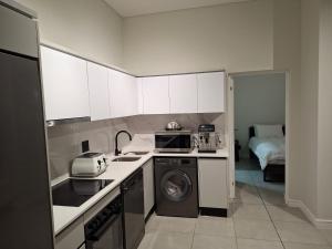 eine Küche mit Waschmaschine und Waschmaschine in der Unterkunft Munyaka Luxury Penthouse in Midrand