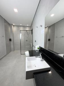 a bathroom with a sink and a shower and a toilet at Nature Bonito Hotel in Bonito