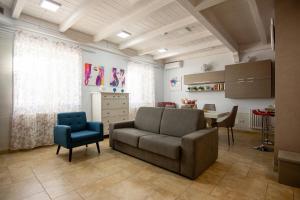 ein Wohnzimmer mit Sofa, Sessel und Tisch in der Unterkunft Luxury CASELLO 28 Affitti Brevi in Marconia