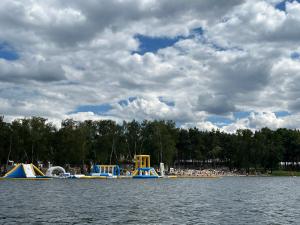 ZagłęboczeにあるDOMKI BEATUS HOME Zagłęboczeの湖畔にある遊具の集まり