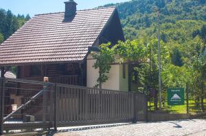 a house with a fence in front of it at Grunthouse in Prebold