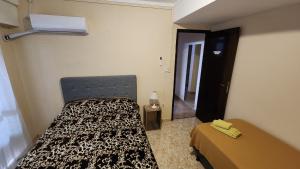 a bedroom with a bed and a door to a hallway at Centro House Departamento de tres dormitorios in Santa Fe