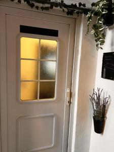 eine weiße Tür mit Fenster drauf in der Unterkunft Nahe Kiel, 4 Betten, 2 Schlafzimmer Parkplatz, Terrasse, 3km zum Strand in Osdorf